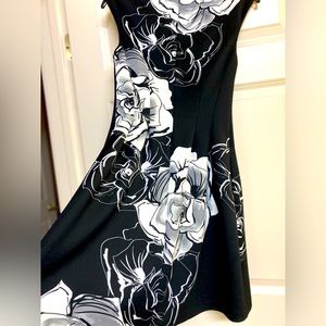 Vince Camuto sz 2 sleeveless black flower print dress with flared skirt